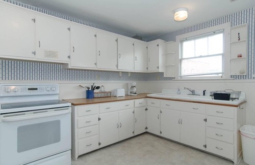 South End House | Charming Pet-Friendly Oceanview 3 Bedroom Duplex Retreat