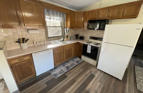 Albany Cottage | Scenic Island Retreat Cottage with Lake Views & Hot Tub