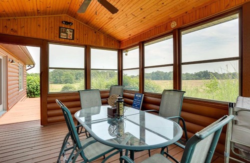 Vienna House | Pet-Friendly Vienna Cabin with Cozy Screened-In Porch