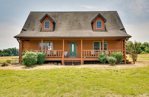 Vienna House | Pet-Friendly Vienna Cabin with Cozy Screened-In Porch