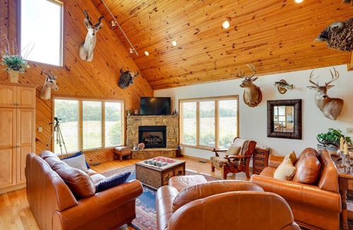 Vienna House | Pet-Friendly Vienna Cabin with Cozy Screened-In Porch
