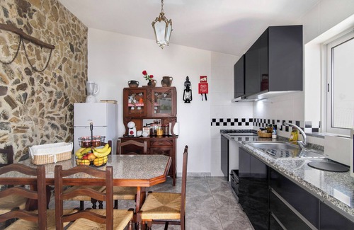 Martim Longo Villa | Ideal Pet-Friendly Villa 'Casa dos Jotas' with Pool & Wi-Fi