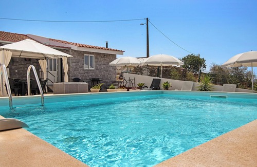 Martim Longo Villa | Ideal Pet-Friendly Villa 'Casa dos Jotas' with Pool & Wi-Fi