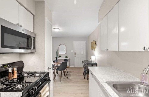Cherrywood Apartment | Pet-Friendly Getaway with Pool Near Mueller and Free Parking