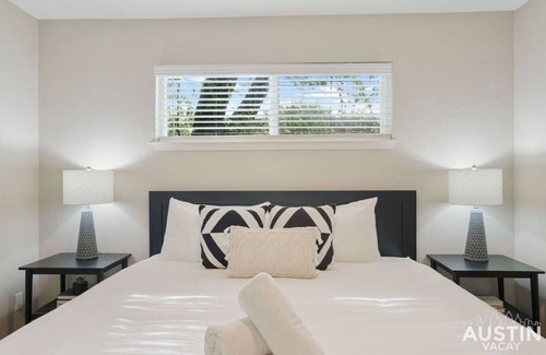Cherrywood Apartment | Pet-Friendly Getaway with Pool Near Mueller and Free Parking