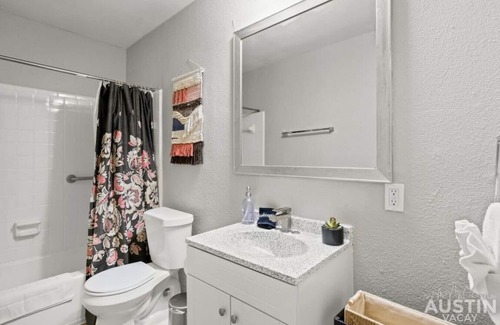 Cherrywood Apartment | Pet-Friendly Getaway with Pool Near Mueller and Free Parking