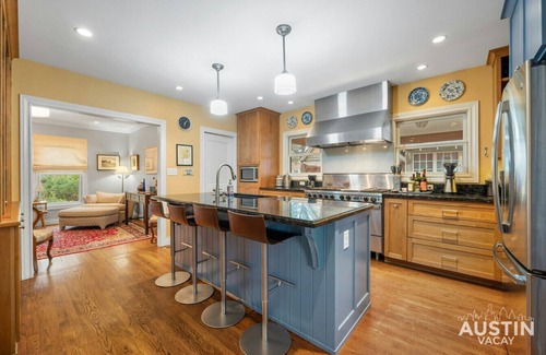 Tarrytown House | Pet-Friendly w/Parking+Patio ✦ Near UT, Walk to Parks/Cafes ✦ Warm & Homey