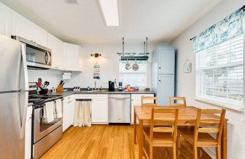 Surfside Beach Cottage | Inviting Caisson Cottage: Walk to the Beach & Ocean Views