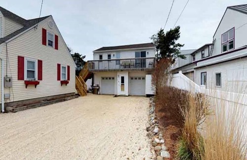 North Beach Haven Cottage | Guest Rated 10/10: Pet Friendly Oasis with Beach Badges