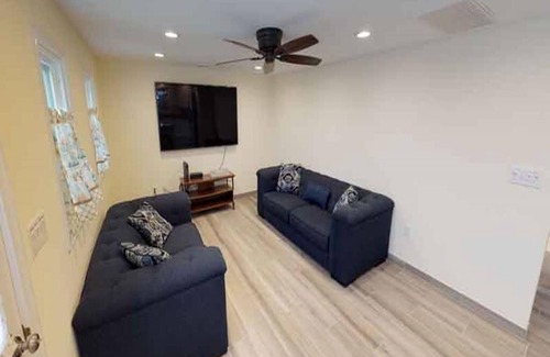 North Beach Haven Cottage | Guest Rated 10/10: Pet Friendly Oasis with Beach Badges