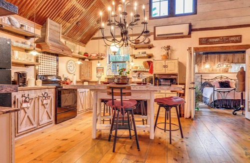 Wimberley Cottage | Pet-friendly Wimberley Cabin w/Fire Pit & Hot Tub