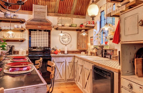 Wimberley Cottage | Pet-friendly Wimberley Cabin w/Fire Pit & Hot Tub