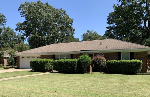 Columbus House | Pet Friendy 3/2 with screened in patio and privace fenced-in back yard!