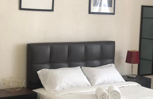 Medan Tuanku Apartment | Discover Petal Airbnb: Family-Friendly with Pool Access
