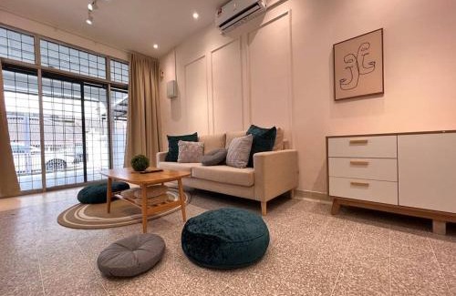 Sea Park Villa | Spacious Petaling Jaya SS2 Seapark House for 12 with Netflix