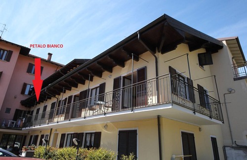 Baveno Apartment | Petalo Bianco: Family-Friendly Retreat by the Lake