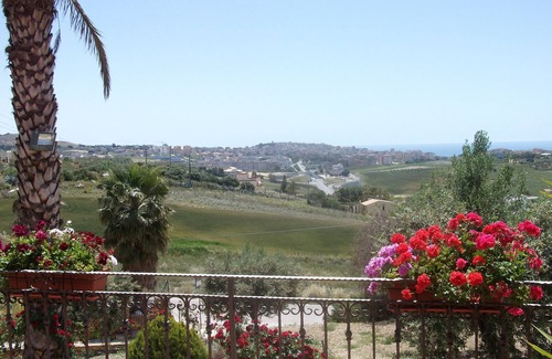 Sciacca Apartment | Petalo Rosso: Apartment with Garden & Panoramic Views