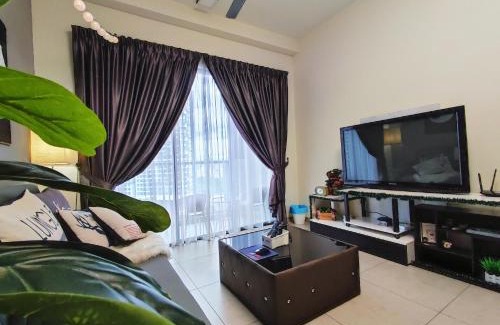 Kampung Pasir Apartment | Family Suite at Petalz Residence: Poolside Retreat Near Mid Valley