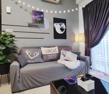 Kampung Pasir Apartment | Family Suite at Petalz Residence: Poolside Retreat Near Mid Valley