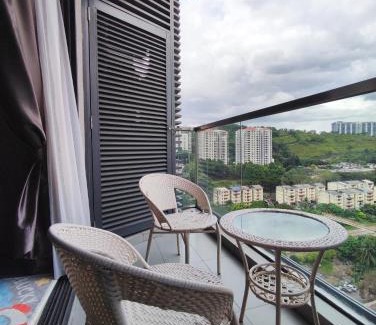 Kampung Pasir Apartment | Family Suite at Petalz Residence: Poolside Retreat Near Mid Valley
