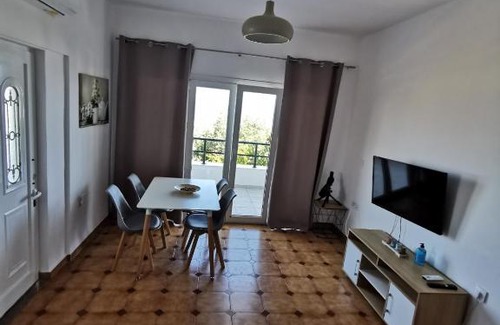 Makry Gialos Apartment | Seaview House with Private Parking & Oceanfront Views