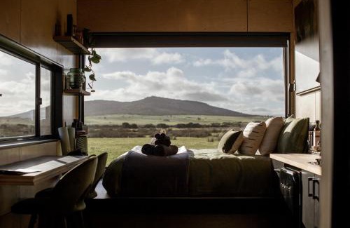 Merivale Apartment | Cozy Peter the Tiny Cabin with Hot Tub in Esperance