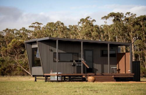 Merivale Apartment | Cozy Peter the Tiny Cabin with Hot Tub in Esperance