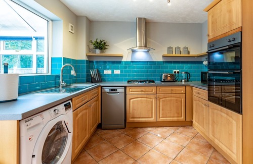 Peterborough House | Peterborough Contractors: Family-Friendly Stay with Free Parking