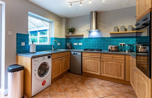 Peterborough House | Peterborough Contractors: Family-Friendly Stay with Free Parking
