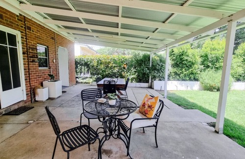 Wagga Wagga House | Pet-Friendly Retreat in Central Wagga with Family Amenities