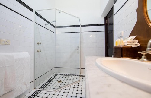 Armidale House | Relax at Petersons Armidale Winery and Guesthouse - 4 Stars