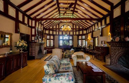 Armidale House | Relax at Petersons Armidale Winery and Guesthouse - 4 Stars