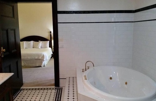 Armidale House | Exceptional Petersons Armidale Winery & Guesthouse Escape