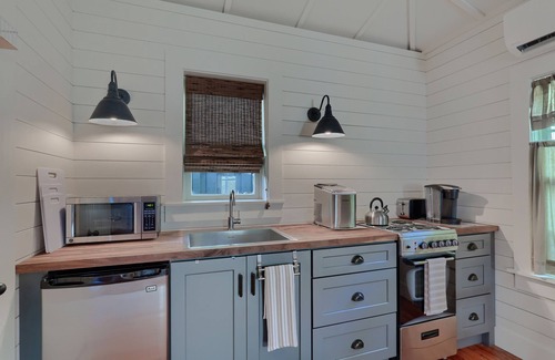 Old Northwood Historic District Cottage | Experience Petit Bijou: Oceanfront Home with Soaking Pool
