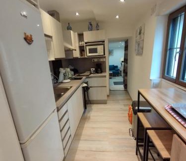 Huille House | Discover Petit gîte bleu: Family-Friendly Retreat Awaits