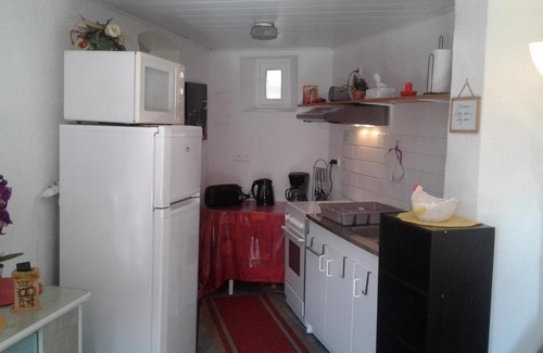 Aumont-Aubrac Apartment | Sunny Petit Gîte: Child-Friendly Retreat with 8.3/10 Rating