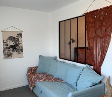 Vergeze Apartment | Serene Petit Havre de Paix: Family-Friendly Retreat