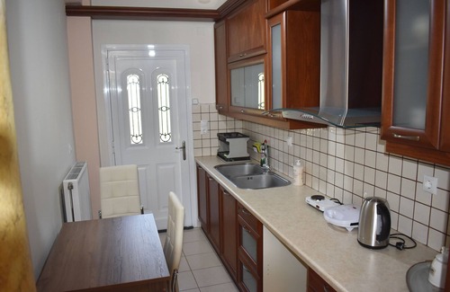 Kalambaka Apartment | Charming Petit House Under The Rocks with Ocean Views