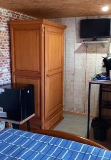Chainee-des-Coupis House | Cozy Independent Room with Pet-Friendly Amenities