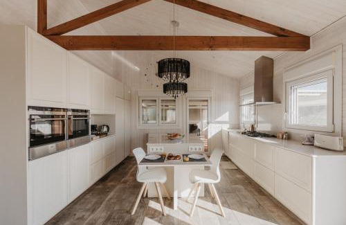 Pineda de Mar House | Pineda's Petit Luxe: Pet-Friendly Retreat with Pool & Hot Tub