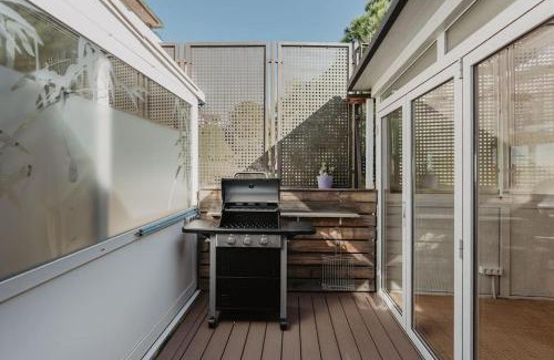 Pineda de Mar House | Pineda's Petit Luxe: Pet-Friendly Retreat with Pool & Hot Tub