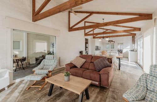 Pineda de Mar House | Pineda's Petit Luxe: Pet-Friendly Retreat with Pool & Hot Tub