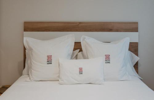 Pineda de Mar House | Pineda's Petit Luxe: Pet-Friendly Retreat with Pool & Hot Tub