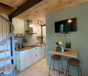 Auriac-du-Perigord House | Cozy Petit Maison du Chêne with Ocean View & Hot Tub
