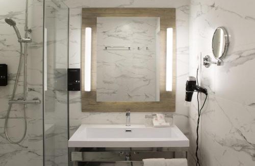 Centro Hotel | Discover the Cozy Petit Palace Chueca - Pet Friendly Haven
