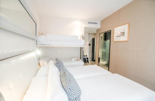 Centro Hotel | Discover the Cozy Petit Palace Chueca - Pet Friendly Haven