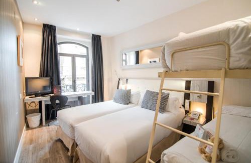 Centro Hotel | Discover the Cozy Petit Palace Chueca - Pet Friendly Haven