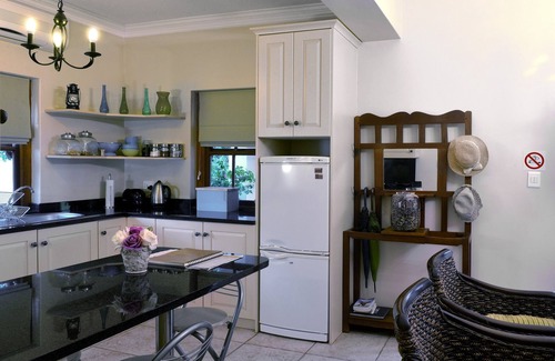 Franschhoek House | Petit Plaisir is a romantic self-catering cottage on the side of the village no1