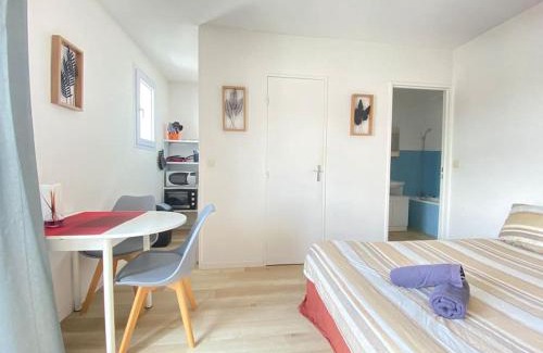 Clermont-Ferrand Apartment | Charming Petit Studio Corot St Jacques - Child-Friendly Stay