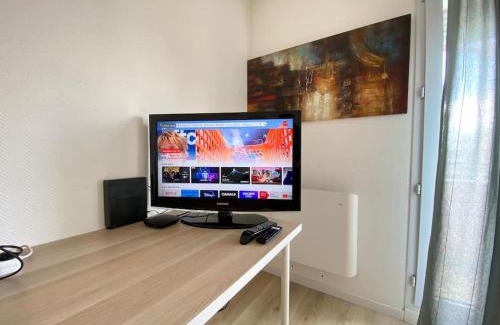 Clermont-Ferrand Apartment | Charming Petit Studio Corot St Jacques - Child-Friendly Stay